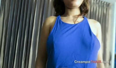 Азиатская женщина проявляет свои навыки в оральном сексе на домашнем видео с молодым человеком.