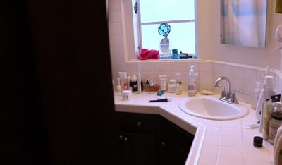 Загорелая мама находится в ванной и занимается оральным сексом со своим сыном.