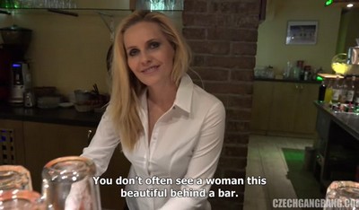 В чешском баре парни увидели двух официанток - рыженькую и блондиночку.